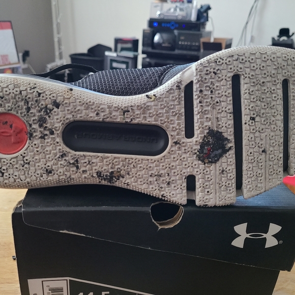 UNDER ARMOR BASKETBALL SHOE 11.5 - Picture 5 of 5